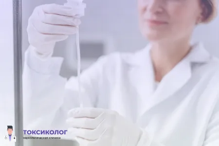 Медицинский специалист настраивает оборудование для оказания услуги «Каннабиоидная детоксикация».